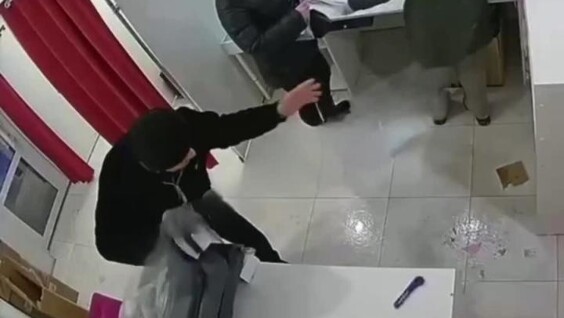 Мужчина устроил скандал в пункте выдачи из-за просьбы выбросить мусор
Мужчина устроил скандал в пункте выдачи из-за просьбы выбросить мусор