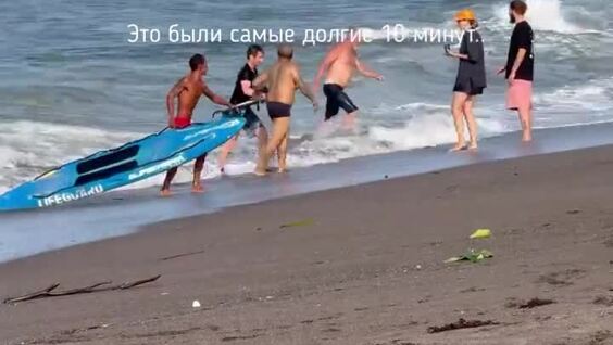 
        Россиянин спас тонущую в&nbsp;океане собаку    