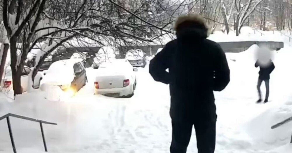 Бывший муж напал с ножом на нового ухажера жены
Бывший муж напал с ножом на нового ухажера жены