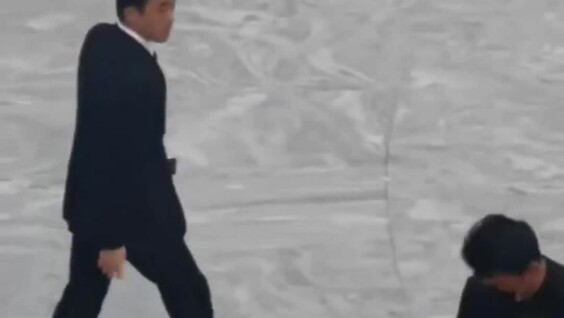 Робот упал во время публичной демонстрации
Робот упал во время публичной демонстрации