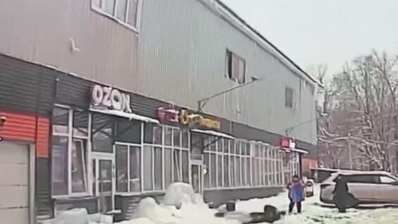 Женщина пострадала при падении наледи с крыши
Женщина пострадала при падении наледи с крыши