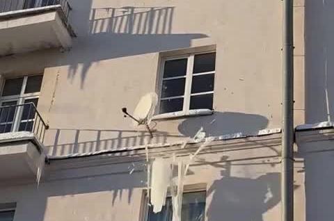 
        В&nbsp;многоэтажном доме вместе с&nbsp;сосульками сбили и&nbsp;кондиционер    