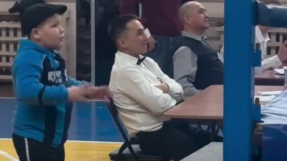 
        Мальчик горячо поддержал брата на&nbsp;поединке    