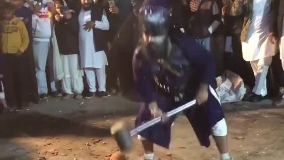 
        Опасное развлечение на&nbsp;улицах Индии    