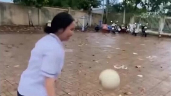 
        Когда нет&nbsp;таланта, но&nbsp;есть желание: школьная игра в&nbsp;мяч    