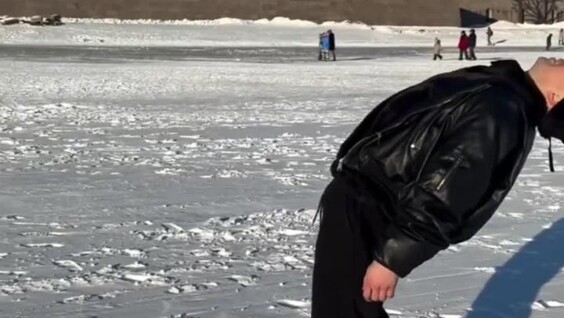 Мужчина полизал лёд Невы
Мужчина полизал лёд Невы