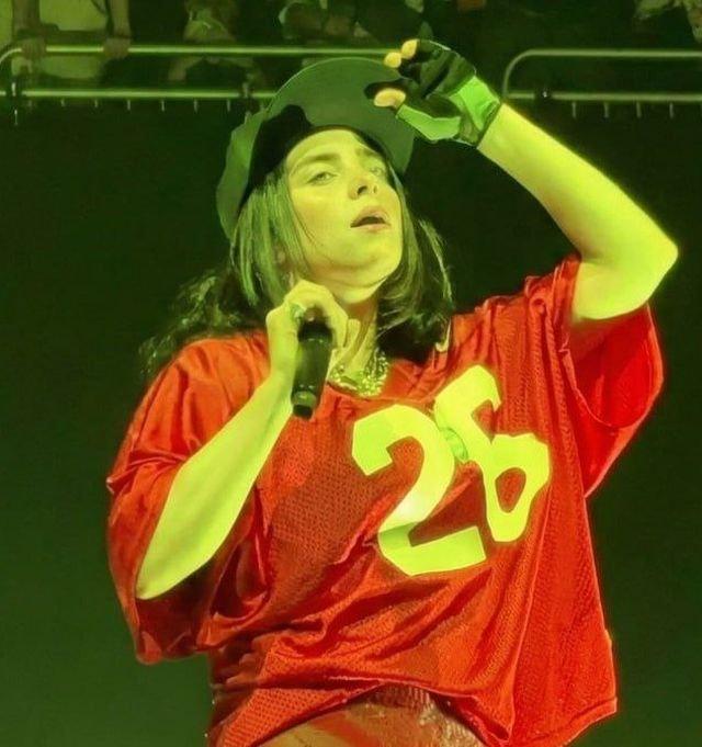 Наряд Билли Айлиш смутил фанатов Наряд Билли Айлиш смутил фанатов