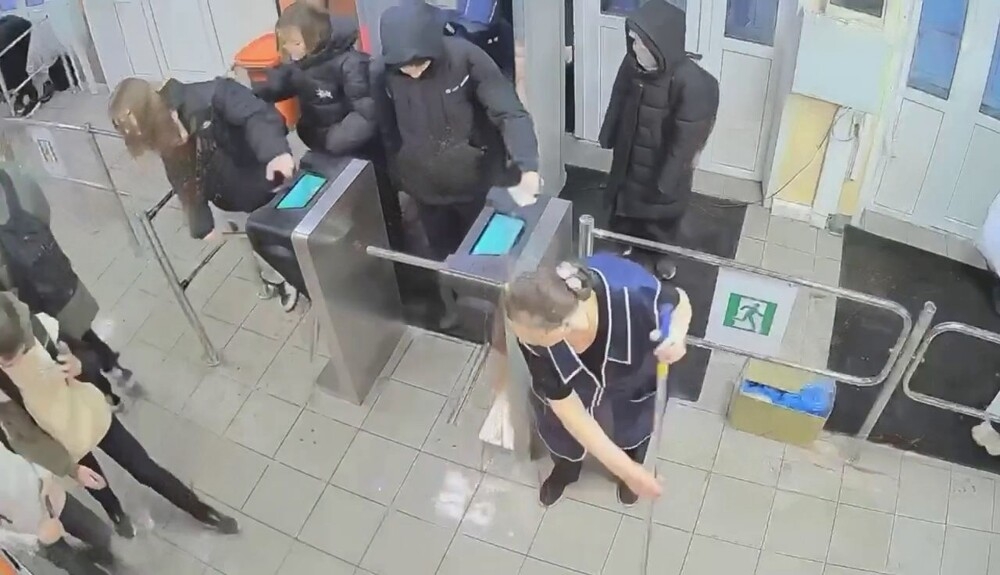 В московской школе семиклассница получила серьёзную травму после удара током от турникета
В московской школе семиклассница получила серьёзную травму после удара током от турникета