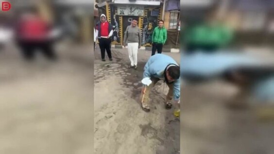 
        Парень впервые решил попробовать трюк с&nbsp;выдуванием огня и&nbsp;переоценил свои силы    