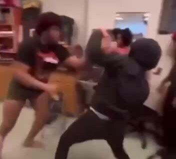 
        Довели до&nbsp;предела: подросток в&nbsp;США&nbsp;напал на&nbsp;обидчика из-за травли    