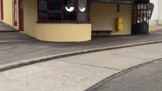 
        Глазастая остановка    