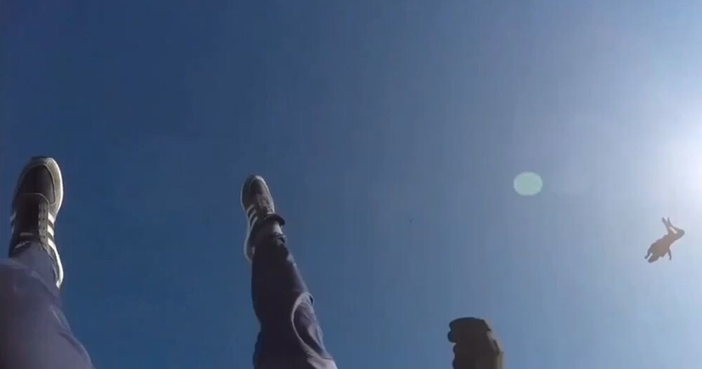 Мужчина потерял сознание во время прыжка с парашютом
Мужчина потерял сознание во время прыжка с парашютом