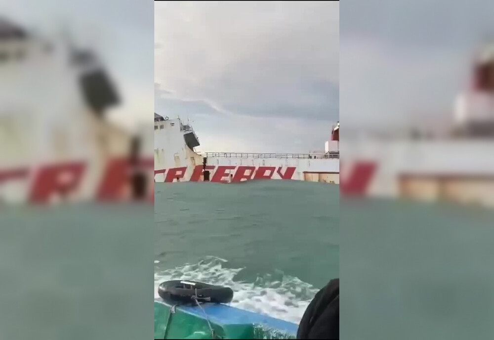 
        В&nbsp;Индонезии старый паром сломался пополам и&nbsp;затонул    