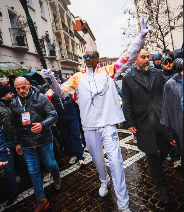 Снуп Догг несет олимпийский огонь