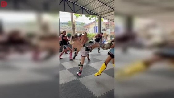 Никогда не стоит недооценивать хрупких девушек
Никогда не стоит недооценивать хрупких девушек