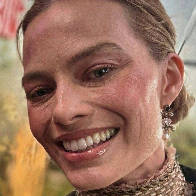 Марго Робби захейтили в соцсетях из-за фото без ретуши