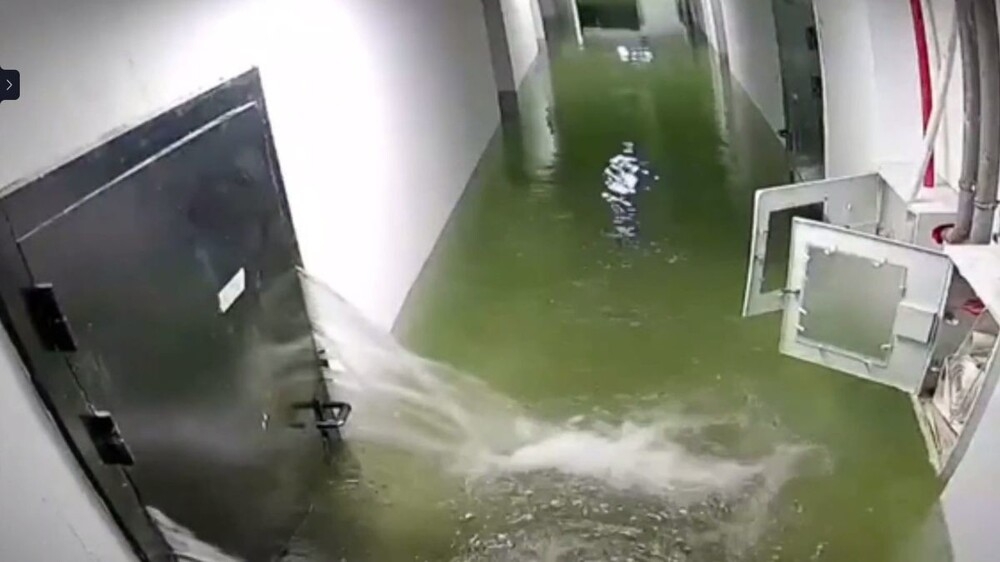 
        Мощный поток воды выбил металлическую дверь в&nbsp;хабаровском ЖК    