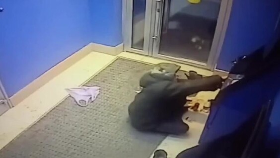 В Новосибирске мужчину задержали, когда он неспеша разбирал банкомат
В Новосибирске мужчину задержали, когда он неспеша разбирал банкомат