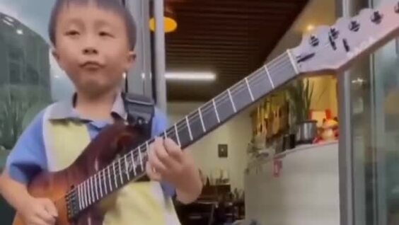 Мальчик великолепно играет на гитаре
Мальчик великолепно играет на гитаре