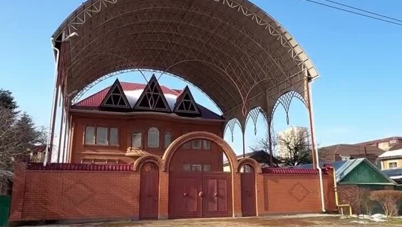 В Краснодаре заметили необычный трёхэтажный навес над частным домом
В Краснодаре заметили необычный трёхэтажный навес над частным домом