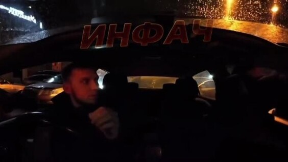 
        Буйный мужик разбил стёкла в&nbsp;машине таксиста    