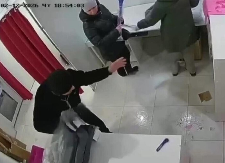 Мужчина устроил скандал в пункте выдачи из-за просьбы выбросить мусор
Мужчина устроил скандал в пункте выдачи из-за просьбы выбросить мусор