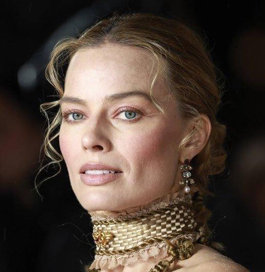 Марго Робби захейтили в соцсетях из-за фото без ретуши