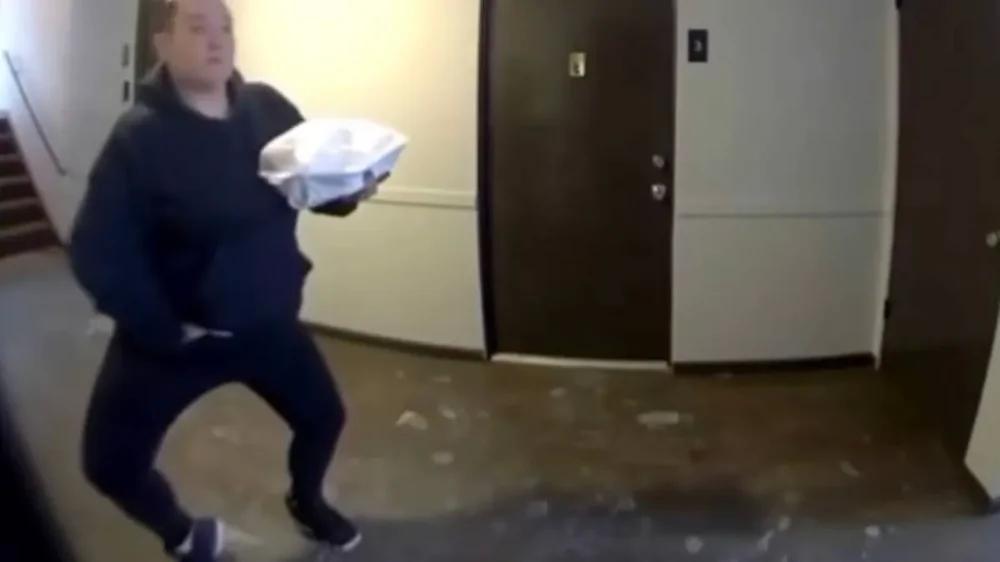 Курьер попался на непристойном поступке прямо перед доставкой еды
Курьер попался на непристойном поступке прямо перед доставкой еды