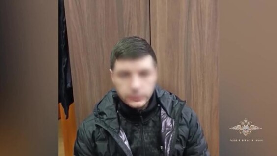 
        Полицейские задержали мужчину, разбившего стекло в&nbsp;вагоне поезда в&nbsp;московском метро    