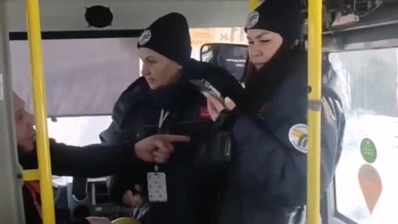 В Балашихе водитель маршрутки резко затормозил во время конфликта
В Балашихе водитель маршрутки резко затормозил во время конфликта