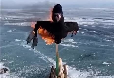 Чучело Shamanа сожгли на Байкале: местные ответили артисту за «поцелуй» священного озера
Чучело Shamanа сожгли на Байкале: местные ответили артисту за «поцелуй» священного озера