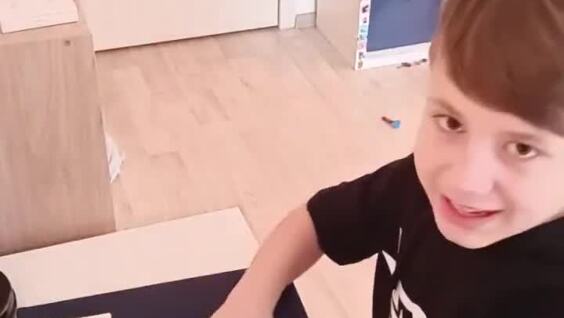 
        Мальчик раскрывает секреты шулерства за&nbsp;карточным столом    