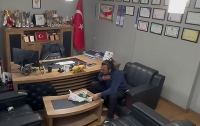 
        Турок спас себя от&nbsp;удушья, применив приём Геймлиха    