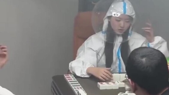 Китайская девушка придумала безопасный способ играть в маджонг с друзьями
Китайская девушка придумала безопасный способ играть в маджонг с друзьями