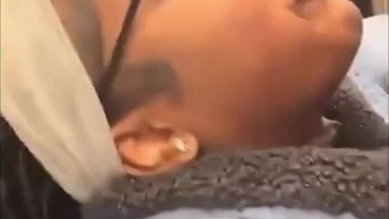 
        Пассажирка метро взбесила своих обидчиков и&nbsp;прославилась в&nbsp;интернете    