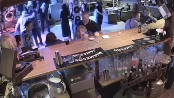 
        Посетитель бара разбил стакан о&nbsp;голову незнакомца, которого принял за&nbsp;своего приятеля    