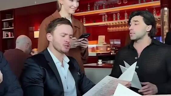 
        Компания в&nbsp;кафе спела свой заказ нараспев    