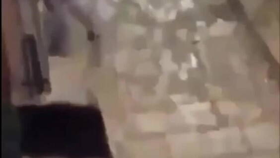 В Лондоне мужчина с ножом попытался разбить окно бара
В Лондоне мужчина с ножом попытался разбить окно бара