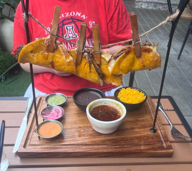 Странная подача блюд в кафе и ресторанах (30 фото) Странная подача блюд в кафе и ресторанах (30 фото)