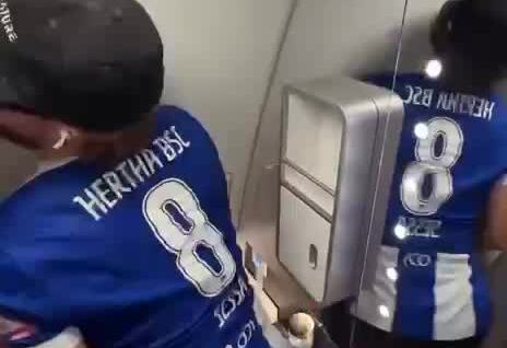 Пассажир заперся в туалете самолета, чтобы выполнить дневной норматив шагов
Пассажир заперся в туалете самолета, чтобы выполнить дневной норматив шагов