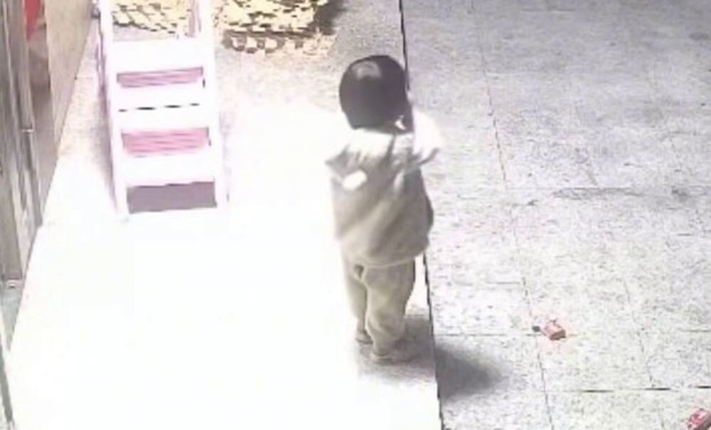 В Китае ребёнок засунул петарду в рот
В Китае ребёнок засунул петарду в рот