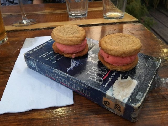 Странная подача блюд в кафе и ресторанах (30 фото) Странная подача блюд в кафе и ресторанах (30 фото)