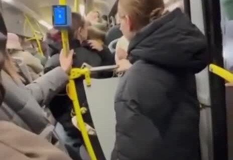 Беременная девушка напала на пенсионера в омском автобусе
Беременная девушка напала на пенсионера в омском автобусе