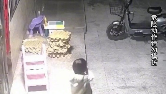 В Китае ребёнок засунул петарду в рот
В Китае ребёнок засунул петарду в рот