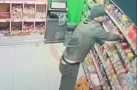 
        В&nbsp;Москве бородач вынес товары из&nbsp;магазина, проигнорировав кассу    