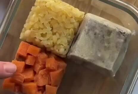 Женщина готовит "ЛЕГО-ланчи"
Женщина готовит "ЛЕГО-ланчи"