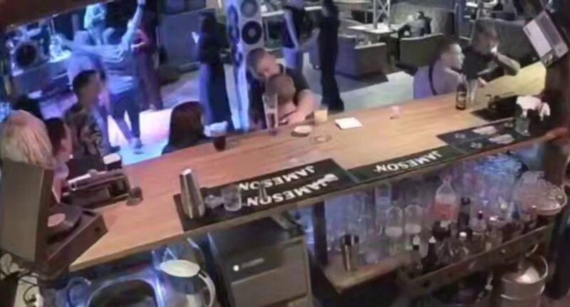 
        Посетитель бара разбил стакан о&nbsp;голову незнакомца, которого принял за&nbsp;своего приятеля    