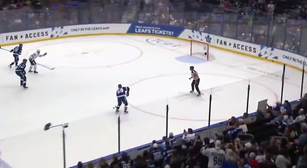 Хоккеист не смог попасть в пустые ворота
Хоккеист не смог попасть в пустые ворота