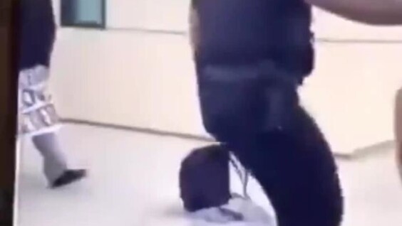 В Алабама школьник, протестовавший против депортации, сам сел в полицейский фургон
В Алабама школьник, протестовавший против депортации, сам сел в полицейский фургон