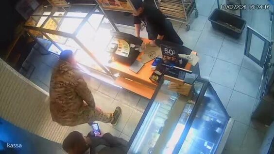 
        Неадекват ударил продавщицу из-за сыра    